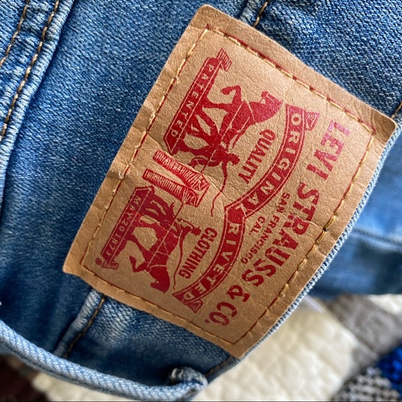 Levi’s Slimming Straight Jeans - Picture 5 of 6